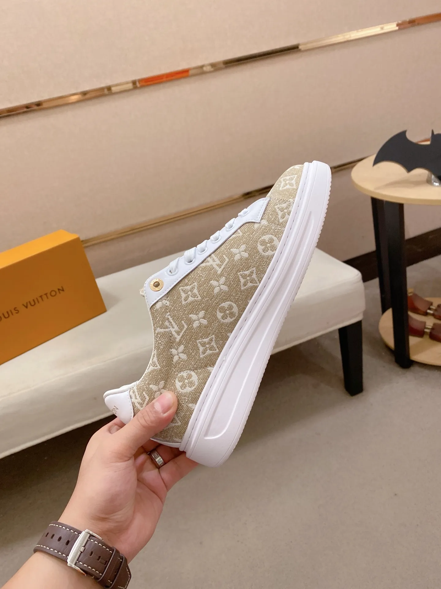 Men's shoes 💰: 400💰🎉🎉LV~Louis Vuitton trendy men's shoes New shipments Latest matching The same style as the official website Super high quality Hot sales of the season [strong] [strong] [strong] Selected first-layer cowhide, comfortable cowhide lining, original last, comfortable on the foot, wear-resistant rubber outsole Size number: 38-44.